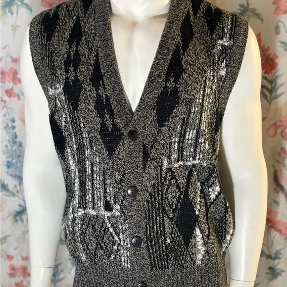 Vintage Men's Black and Gray Argyle Vest - Picture 2 of 8